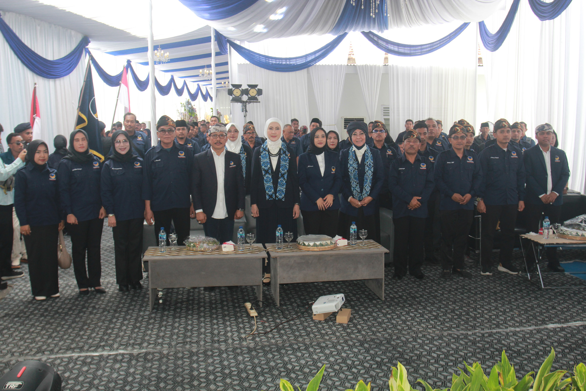 KOMPAK: Ketua dan Anggota Fraksi NasDem DPRD Kabupaten Probolinggo hingga DPC dan Organisasi Sayap Partai NasDem Kabupaten Probolinggo kompak menghadiri pelantikan pengurus DPD.
