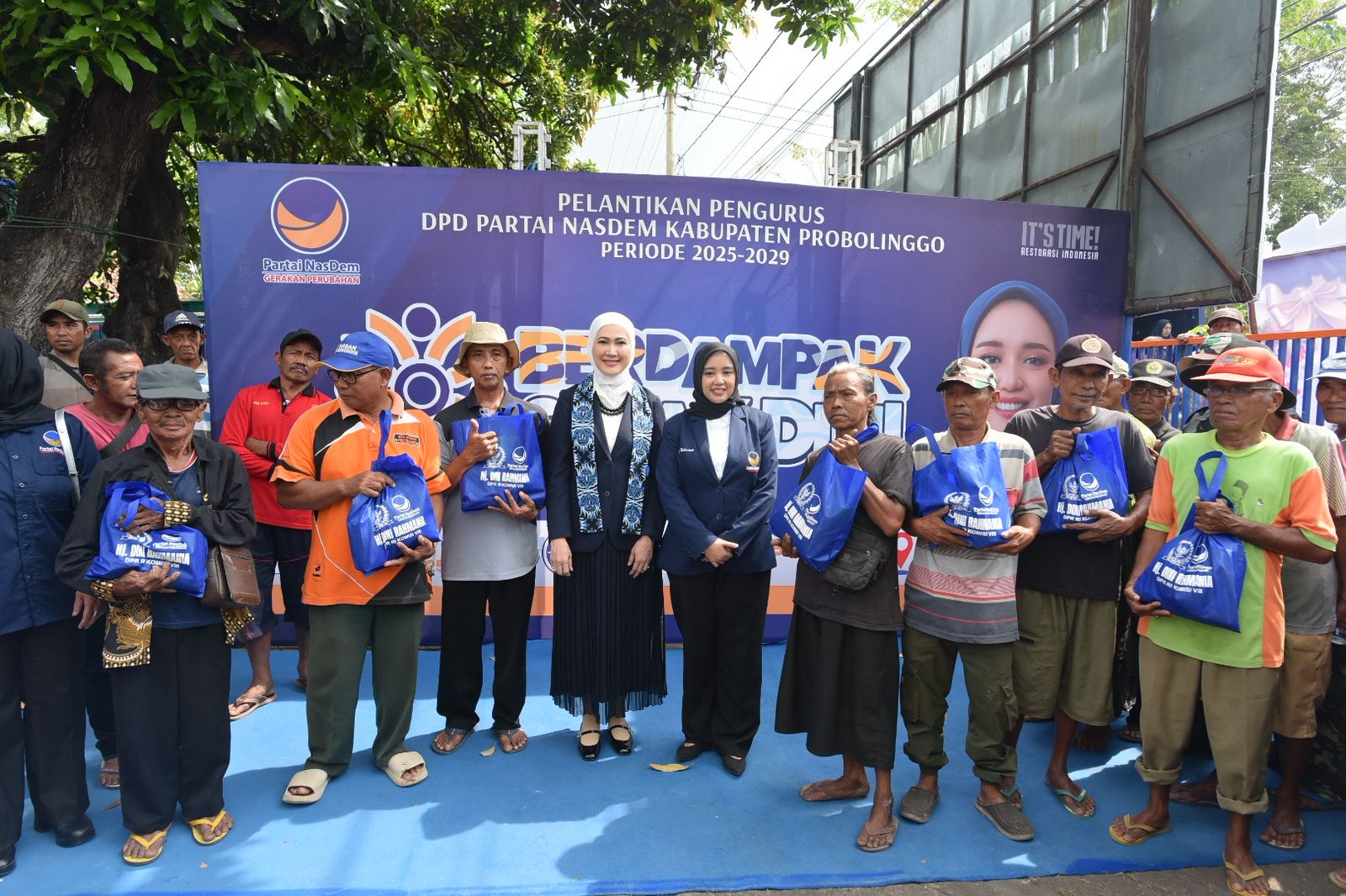 SIMBOLIS: Hj. Dini Rahmania dan Lita Machfud Arifin berfoto bersama usai penyerahan paket sembako kepada tukang becak, juru parkir, dan masyarakat sekitar.