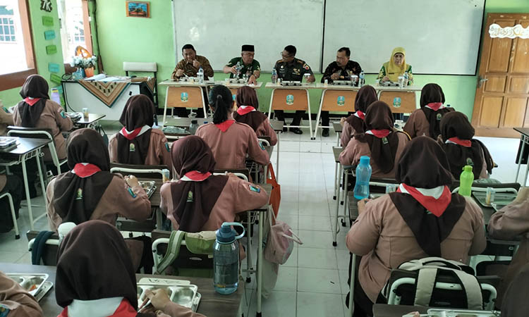 MONITORING: Forkppimda di Kabupaten Pasuruan bersama siswa kelas XI SMAN 1 Pandaan, saat menikmati menu makan bergizi gratis bergizi. Saat ini pemkab tengah menunggu keputusan pusat untuk dapur MBG.