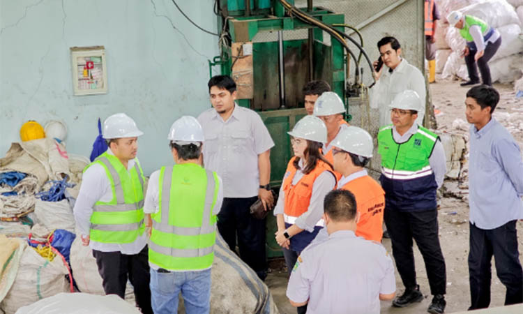 BELAJAR: Bupati Pasuruan, HM Rusdi Sutejo saat berkunjung ke tempat pengelolaan sampah di PT SIER dan PT PIER. Hal ini dilakukan, untuk memaksimalkan penanganan sampah di Kabupaten Pasuruan. Sebab, ad
