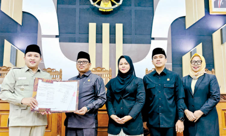 SEPAKATI: Kesepakatan Raperda RPJMD dan Perubahan APBD 2025 di gedung DPRD Kabupaten Pasuruan.