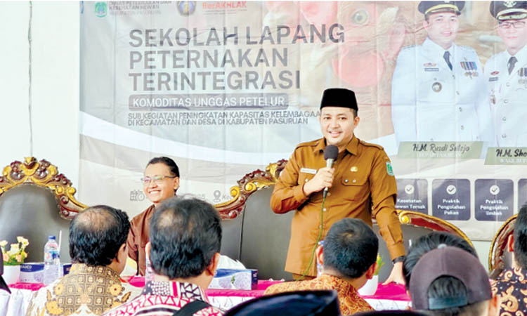 BERI ARAHAN: Bupati Pasuruan HM Rusdi Sutejo saat meluncurkan Sekolah Lapang Peternakan Terintegrasi. Kegiatan ini diharapkan, dapat memberi pemahaman peternak untuk meningkatan perekonomian mereka.