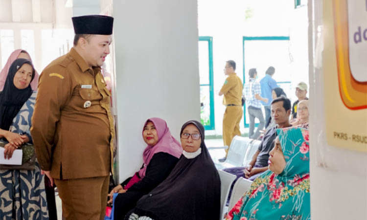 MENYAPA: Kehadiran Bupati Pasuruan HM Rusdi Sutejo disambut antusias pasien RSUD Bangil. Tampak Mas Rusdi-sapaan Bupati menyapa salah satu pasien.