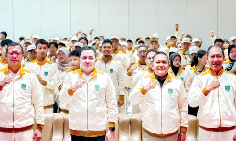 DUKUNG ATLET: Mas Rusdi-sapaan HM Rusdi Sutejo saat melepas kontingen atlet Kabupaten Pasuruan untuk ajang Porprov Jatim 2025.