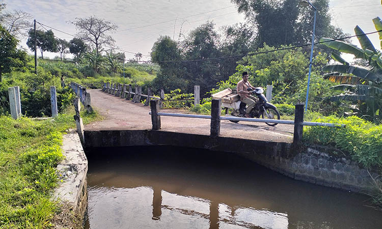 JADI JALAN: Tak hanya berfungsi untuk saluran air untuk irigasi warga. Talang Kali Juri kini juga difungsikan untuk jalan.