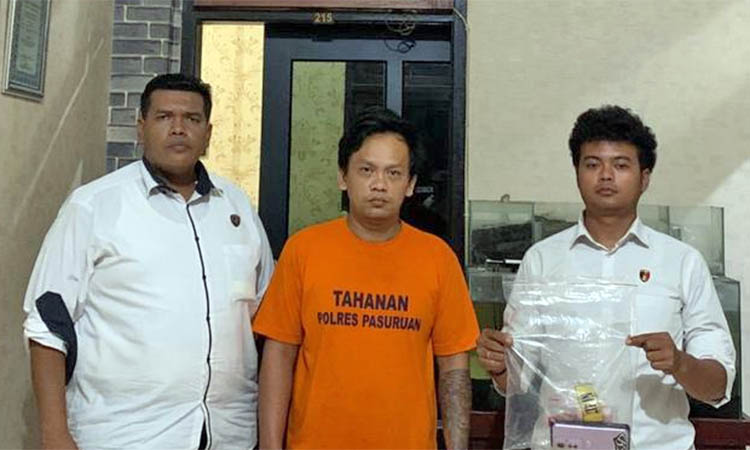 DITAHAN: Residivis kasus narkoba jenis sabu-sabu Priyo Adi Raharjo, 30, warga Dusun Betro, Desa Wonosunyo, Kecamatan Gempol, saat diapit petugas.