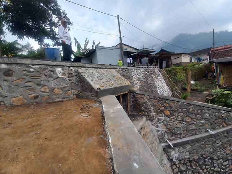 KOKOH: Kepala Desa Sapikerep Suwandi meninjau pembangunan jembatan di Dusun 1, Desa Sapikerep.