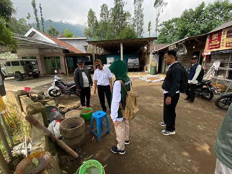 KUNJUNGAN: Dinas Lingkungan Hidup Kabupaten Probolinggo meninjau proses pengolahan kopi di Desa Sapikerep.