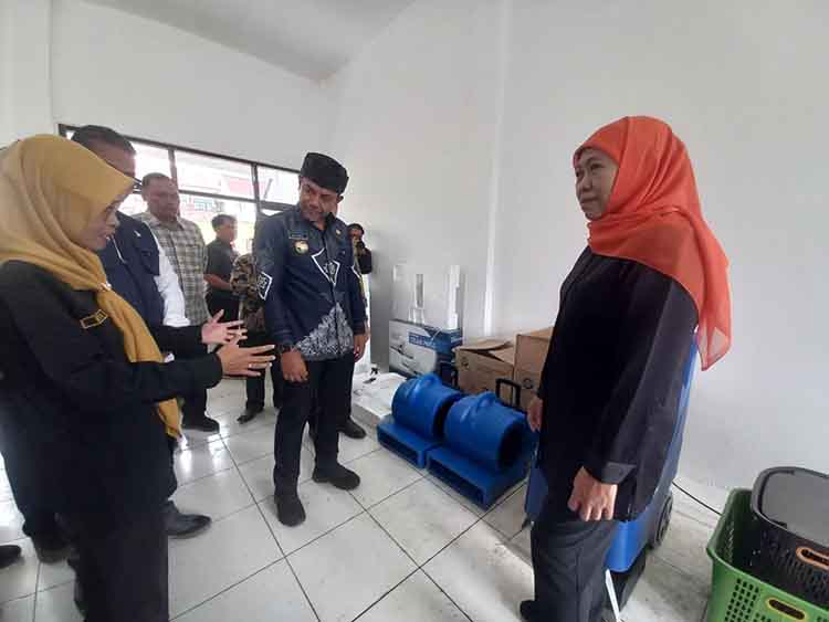 TINJAU: Gubernur Jawa Timur Khofifah Indar Parawansa didampingi Bupati Probolinggo dr. Mohammad Haris meninjau ruang kelas SMK Negeri Sukapura, di Desa Sapikerep, Sabtu (3/5).