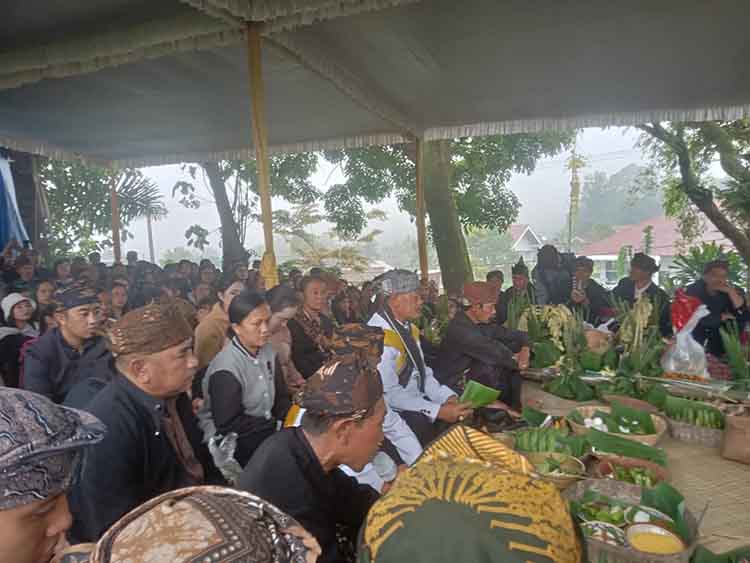 MERIAH: Perayaan upacara adat Unan-Unan, di Punden Danyang, Dusun 2, Desa Sapikerep, Kecamatan Sukapura, Kabupaten Probolinggo.