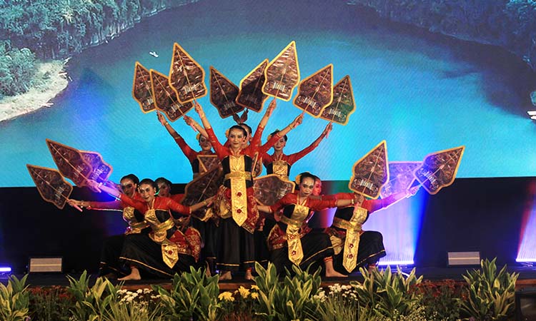 TARI GUNUNGAN: Penampilan penari dari Sanggar Bina Tari Bayu Kencana di opening Radar Bromo Awards 2025.