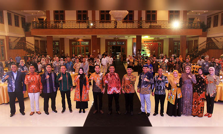 KOLABORASI: Direktur Jawa Pos Radar Bromo berpose bareng para penerima Radar Bromo Awards 2025 dan sejumlah undangan di malam penganugerahan Radar Bromo Awards 2025.