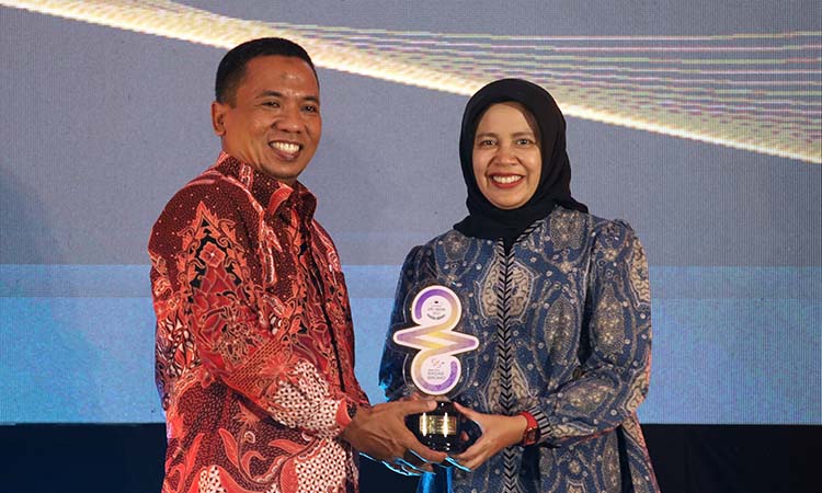 Kepala Kantor Perwakilan BI Malang Febrina (kanan) saat menerima RBA 2025.