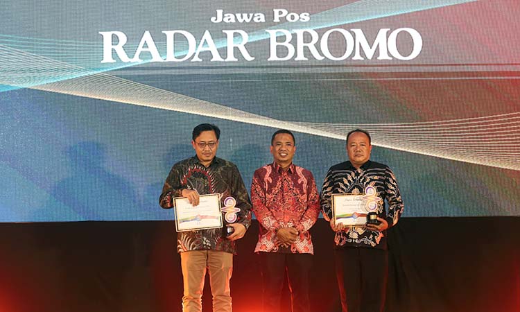 Direktur Jawa Pos Radar Bromo (tengah) berpose bareng Direktur Utama PT DABN Andri Irawan (kiri) dan perwakilan Perumdam Bayuangga.