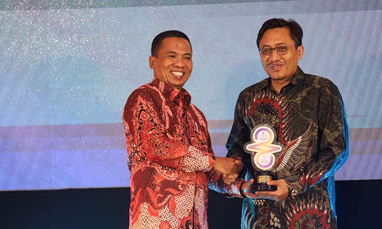 Direktur Utama PT DABN Andri Irawan (kanan) saat menerima RBA 2025 dari Direktur Radar Bromo HA Suyuti.