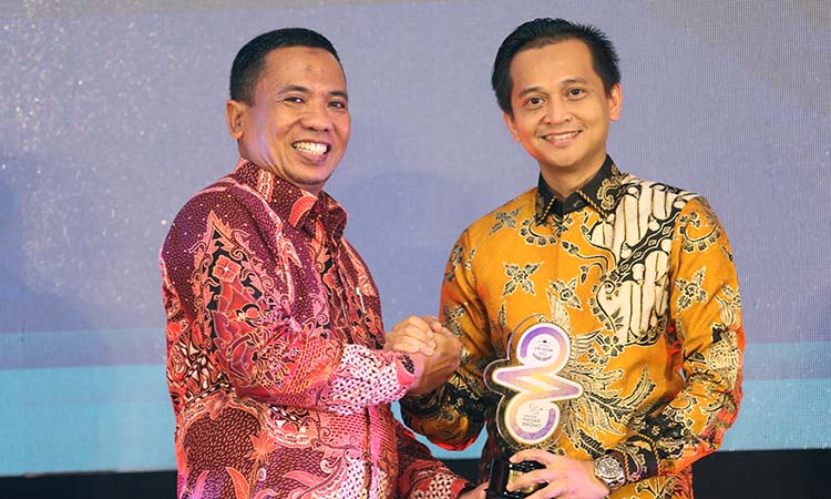 Ketua DPRD Kabupaten Probolinggo Okta Mahendra (kanan) saat menerima Radar Bromo Awards 2025 dari Direktur Radar Bromo HA Suyuti.