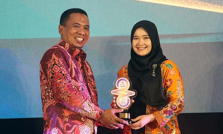 Ketua DPRD Kota Probolinggo Dwi Laksmi Syntha Kusumawardhani (kanan) saat menerima RBA 2025 dari Direktur Radar Bromo HA Suyuti.