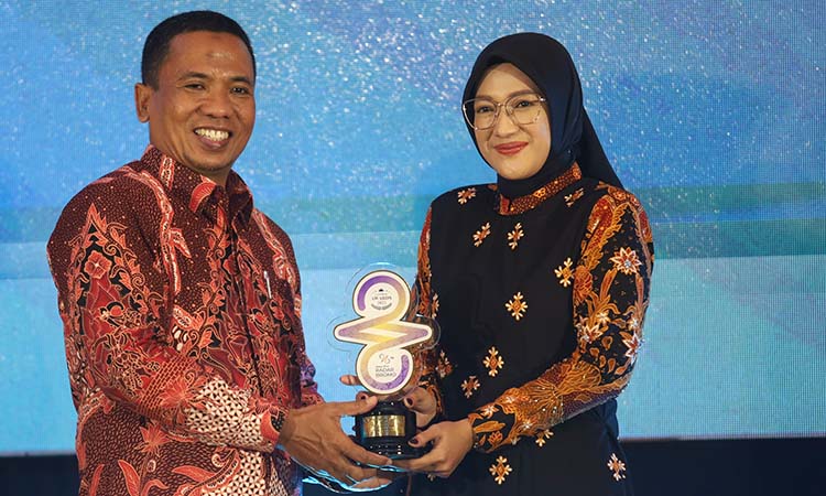 Ketua Umum Dekranasda Kabupaten Probolinggo Ning Marisa Juwitasari Moh. Haris (kanan) saat menerima trofi RBA dari Direktur Radar Bromo.