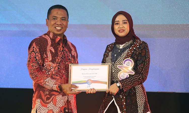 Anggota DPR RI Dini Rahmania (kanan) saat menerima RBA 2025.
