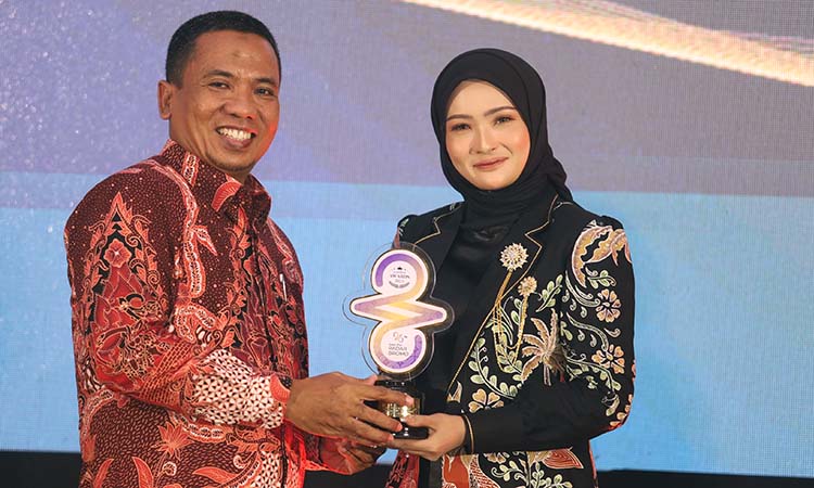 Esti Alfianing Tyas (kanan) saat menerima RBA 2025 dari Direktur Jawa Pos Radar Bromo HA Suyuti.