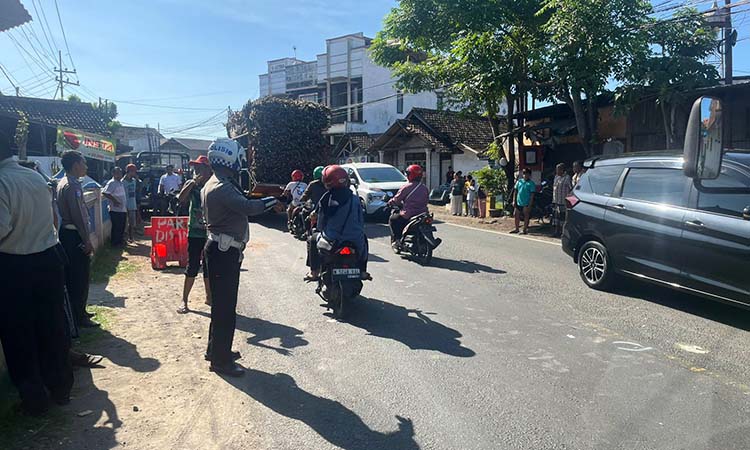 Petugas mengatur arus lalu lintas di lokasi [engendara Honda Megapro tertabrak truk parkir.