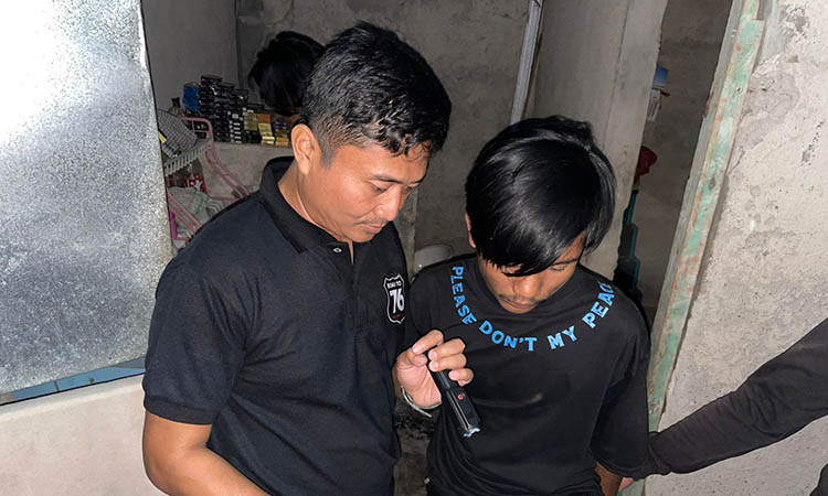 KEPERGOK: Tersangka S, warga Sambirejo, Kecamatan Rejoso, Kabupaten Pasuruan saat diamankan petugas. Dalam penangkapan tersebut, petugas juga menyita sejumlah barang bukti.