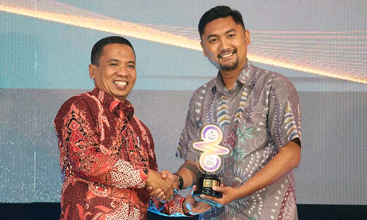 Vebry Setiawan,  ketua umum BPC HIPMI Kabupaten Pasuruan saat menerima RBA 2025.