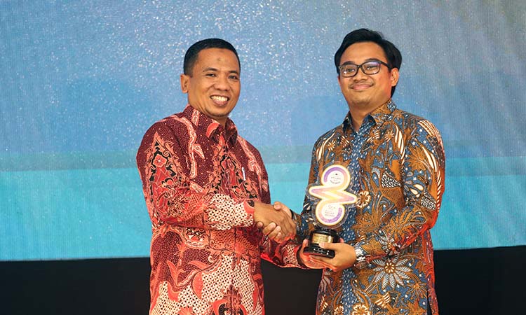Perwakilan Jasamarga Gempol Pasuruan saat menerima penghargaan RBA dari Direktur Radar Bromo HA Suyuti.