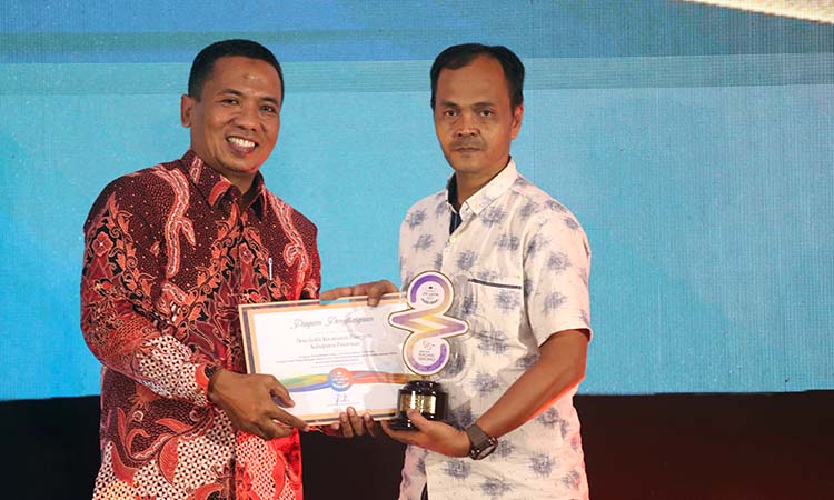 Kades Galih (kanan) saat menerima RBA 2025 dari Direktur Jawa Pos Radar Bromo HA Suyuti.