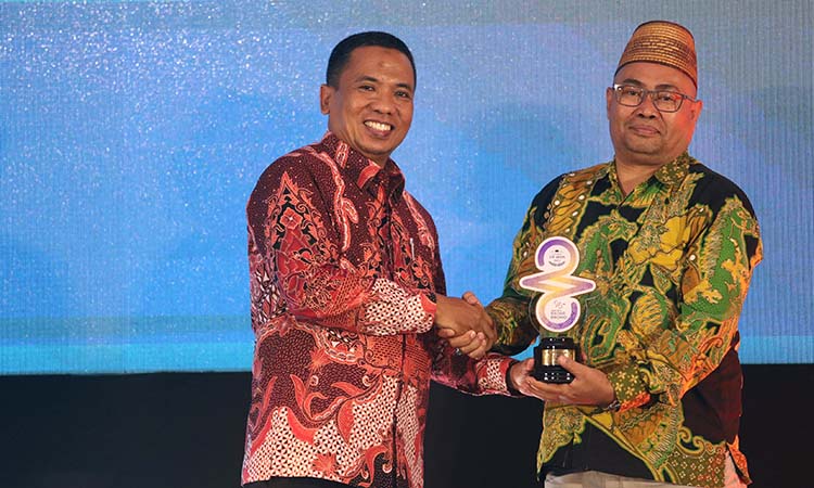 Kepala Desa Jatiarjo Moh Hudan Dardiri (kanan) saat menerima RBA 2025 dari Direktur Radar Bromo HA Suyuti. (Zainal Arifin/ Radar Bromo)