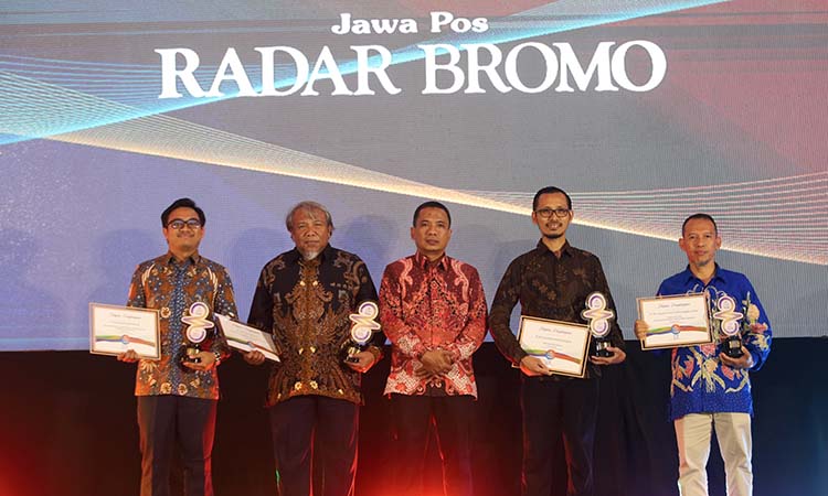 Direktur Radar Bromo HA Suyuti berpose bareng perwakilan BUMN yang menerima Radar Bromo Awards 2025.