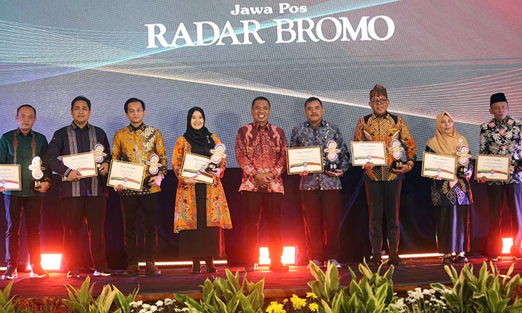 Direktur Radar Bromo HA Suyuti bersama kepala delapan instansi pemerintah di Pasuruan-Probolinggo yang meraih Radar Bromo Awards 2025.