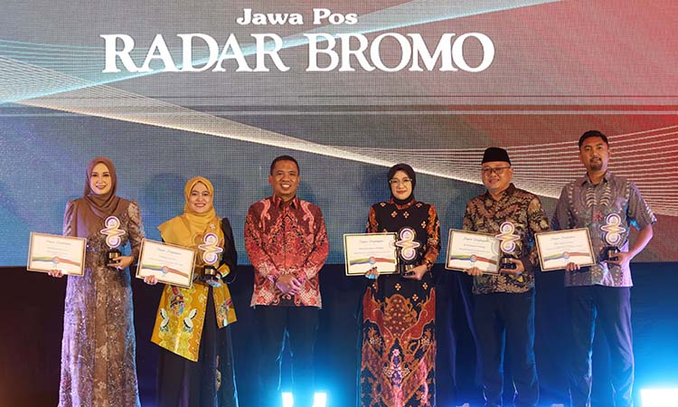 Direktur Radar Bromo HA Suyuti (tiga dari kiri) berpose bersama perwakilan organisasi peraih RBA 2025.