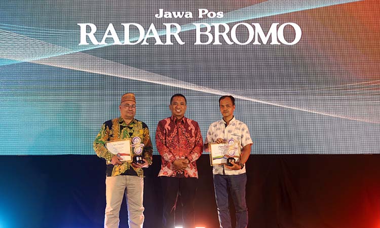 Direktur Jawa Pos Radar Bromo HA Suyuti (tengah) berpose bareng Kades Jatiarjo dan Kades Galih. (Zainal Arifin/ Radar Bromo)