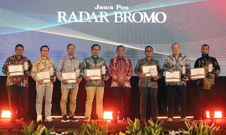 Direktur Radar Bromo HA Suyuti berpose bareng sejumlah perwakilan perusahaan swasta di Pasuruan-Probolinggo usai menerima RBA 2025.