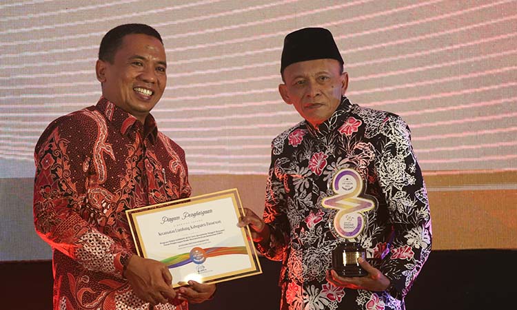 Camat Lumbang, Kabupaten Pasuruan saat menerima trofi RBA dari Direktur Radar Bromo HA Suyuti.