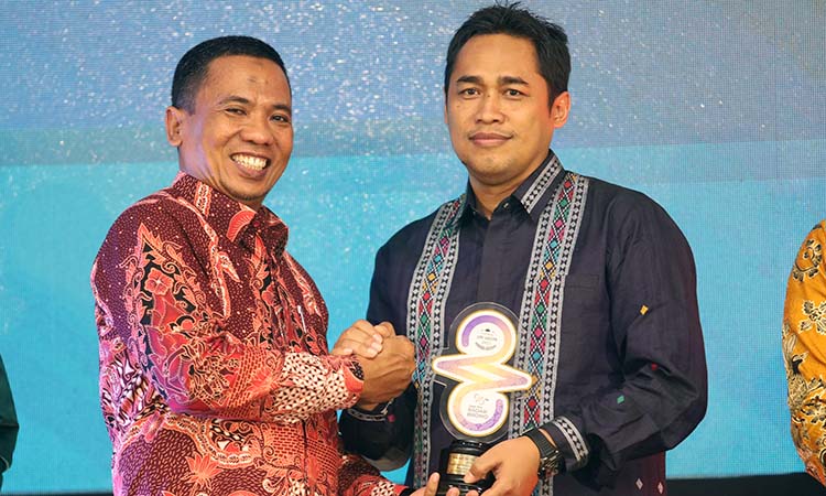 Kajari Kabupaten Probolinggo Ahmad Nuril (kanan) saat meraih RBA 2025 dari Direktur Radar Bromo HA Suyuti.