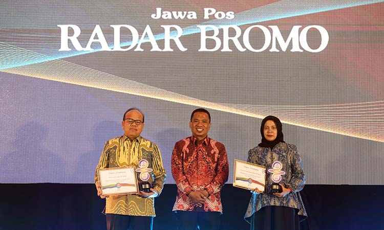 Direktur Jawa Pos Radar Bromo HA Suyuti (tengah) berpose bareng Kepala OJK Malang Farid Faletehan dan Kepala Kantor Perwakilan BI Malang Febrina (kanan).