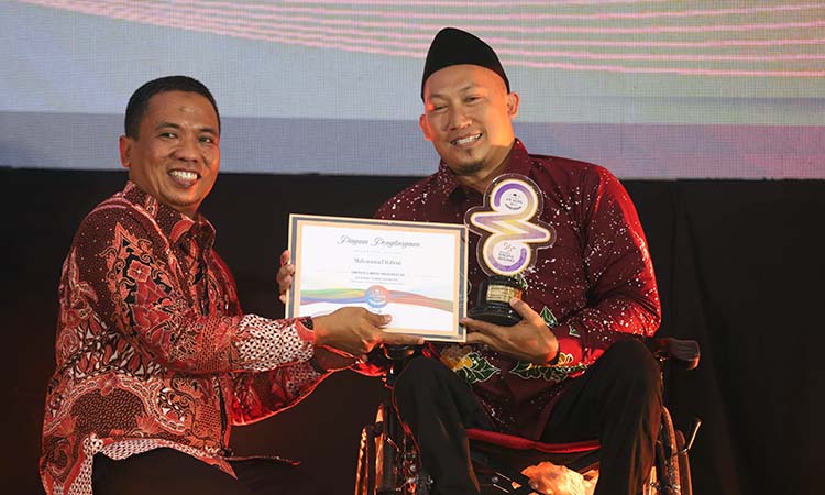 Muhammad Mabrur: Owner Griyo Disabilitas  (kanan) saat menerima RBA 2025.