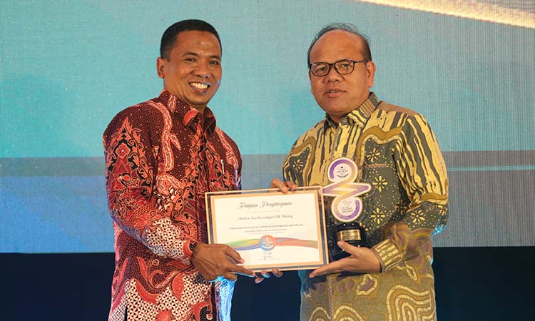 Kepala OJK Malang Farid Faletehan (kanan) saat menerima RBA 2025 dari Direktur Radar Bromo HA Suyuti.