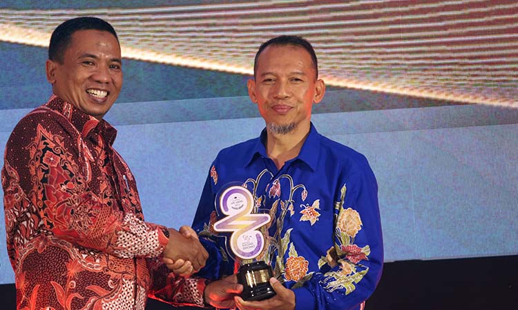 Perwakilan PLN Nusantara Power UP Paiton saat menerima RBA 2025.