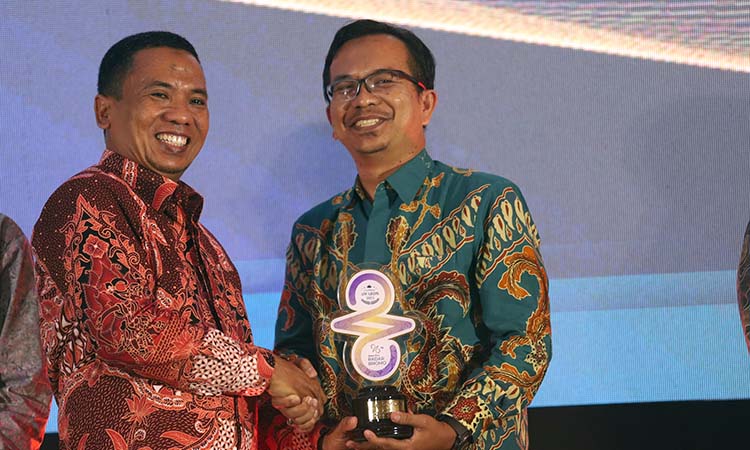 Perwakilan Paiton Energy-POMI saat menerima RBA 2025.