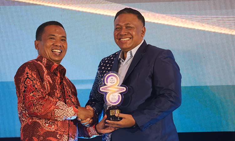Asisten Pemerintahan dan Kesra Pemkab Pasuruan Diano Vela Fery (kanan) saat menerima trofi RBA dari direktur Radar Bromo HA Suyuti.