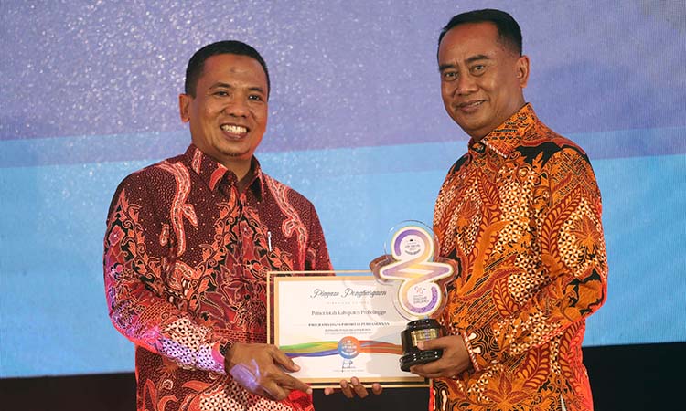 Sekda Kabupaten Probolinggo Ugas Irwanto saat menerima Radar Bromo Awards dari Direktur Radar Bromo HA Suyuti.