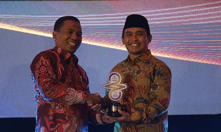 Wali Kota Pasuruan Adi Wibowo (kanan) saat menerima Radar Bromo Awards dari Direktur Radar Bromo HA Suyuti.