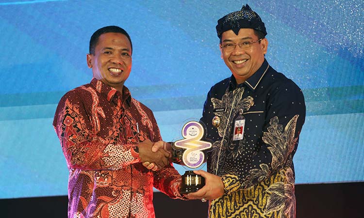 Wali Kota Probolinggo dr Aminuddin saat menerima Radar Bromo Awards dari Direktur Radar Bromo HA Suyuti. (Zainal Arifin/ Radar Bromo)