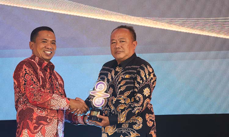 Perwakilan Perumdam Bayuangga saat menerima RBA 2025 dari Direktur Radar Bromo HA Suyuti.