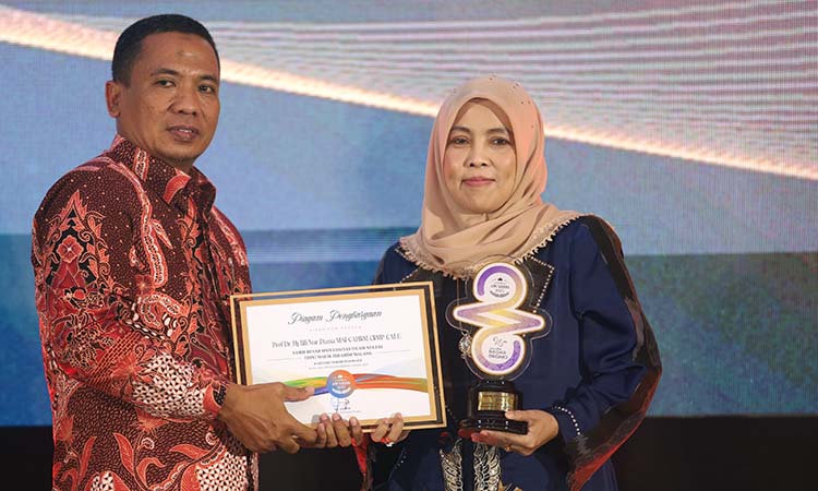 Ilfi Nur Diana (kanan) saat menerima RBA 2025.