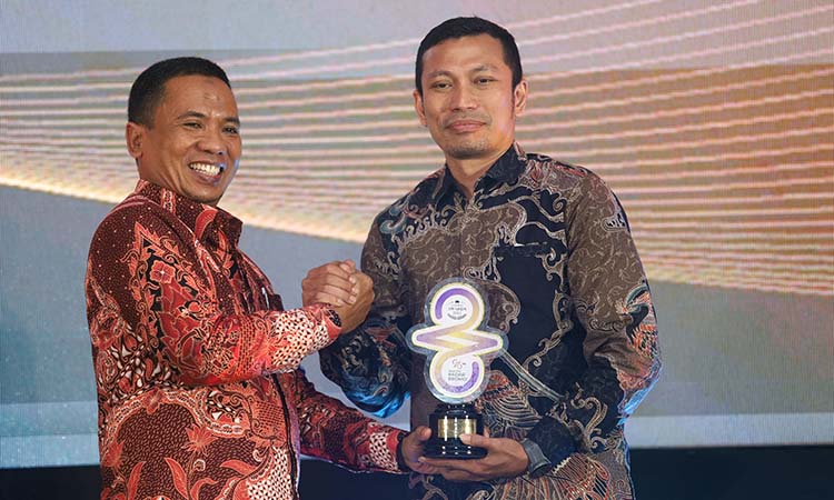 Radfan Faisal (kanan) saat menerima RBA 2025 dari Direktur RB HA Suyuti.