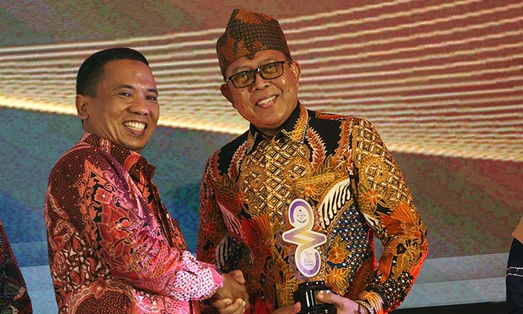 Kasatpol PP Kabupaten Probolinggo Sugeng Wiyanto saat menerima RBA 2025.